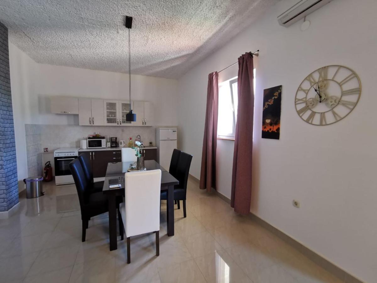 Priska Apartment Kastela Luaran gambar